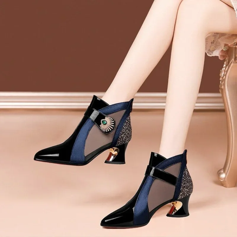 صنادل جيدة التهوية مع ديكور حج - مراجعة Women Shoes Jeans وسعره
