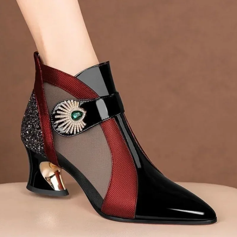 صنادل جيدة التهوية مع ديكور حج - مراجعة Women Shoes Jeans وسعره